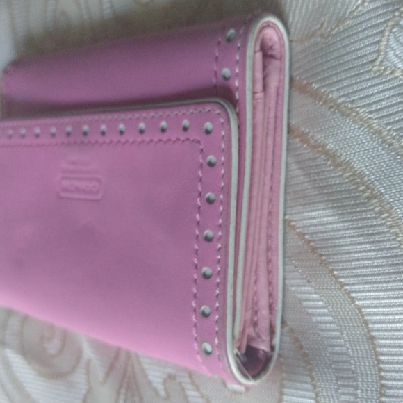 Coach Pink Leather Trifold Wallet With Snap. Decorative Edges - Picture 4 of 11
